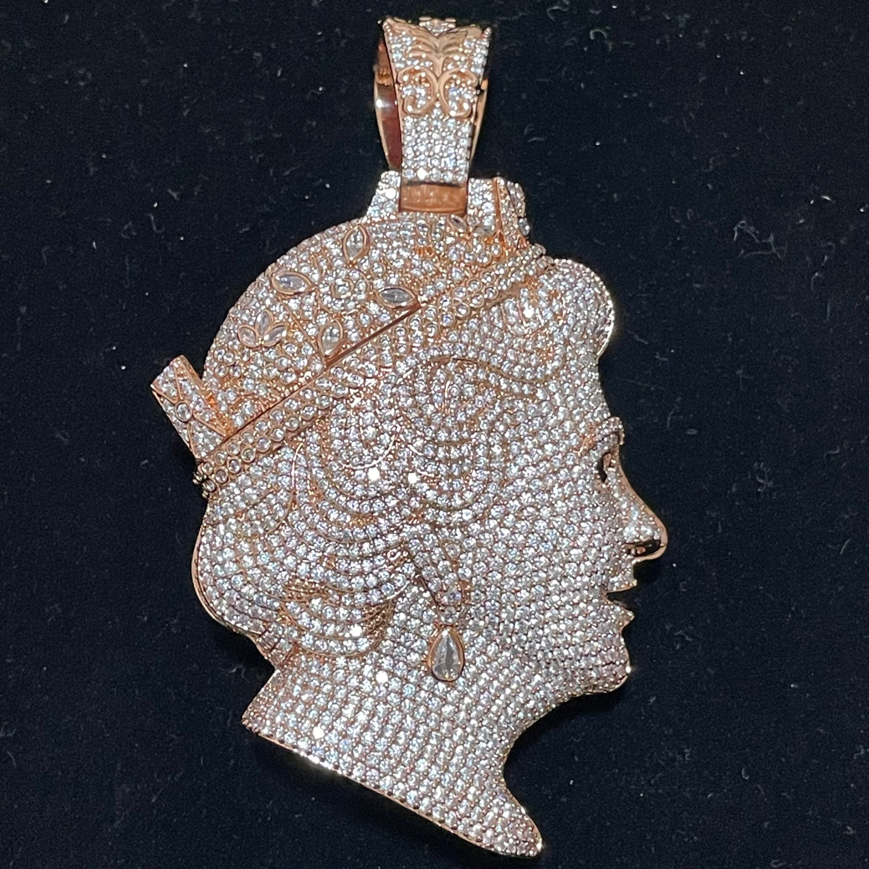 Ice205】Central Queen Pendant – IceLuxe Ice205】Central Queen Pendant – IceLuxe
