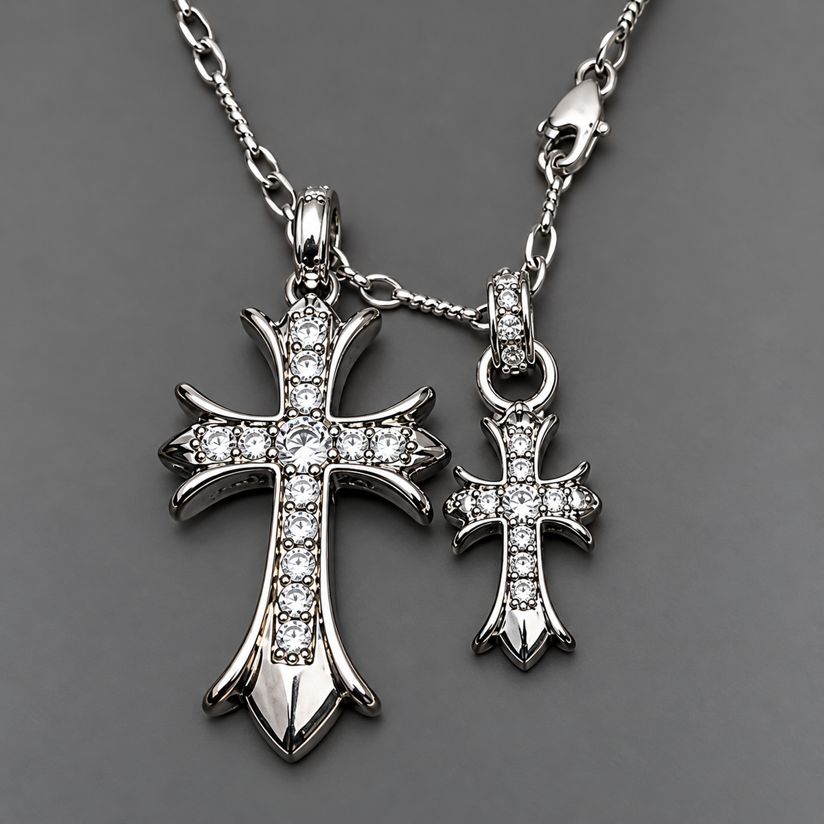 ICE09 Iced Out Cross Necklaceの拡大。大小2個のクロスとクリアストーン