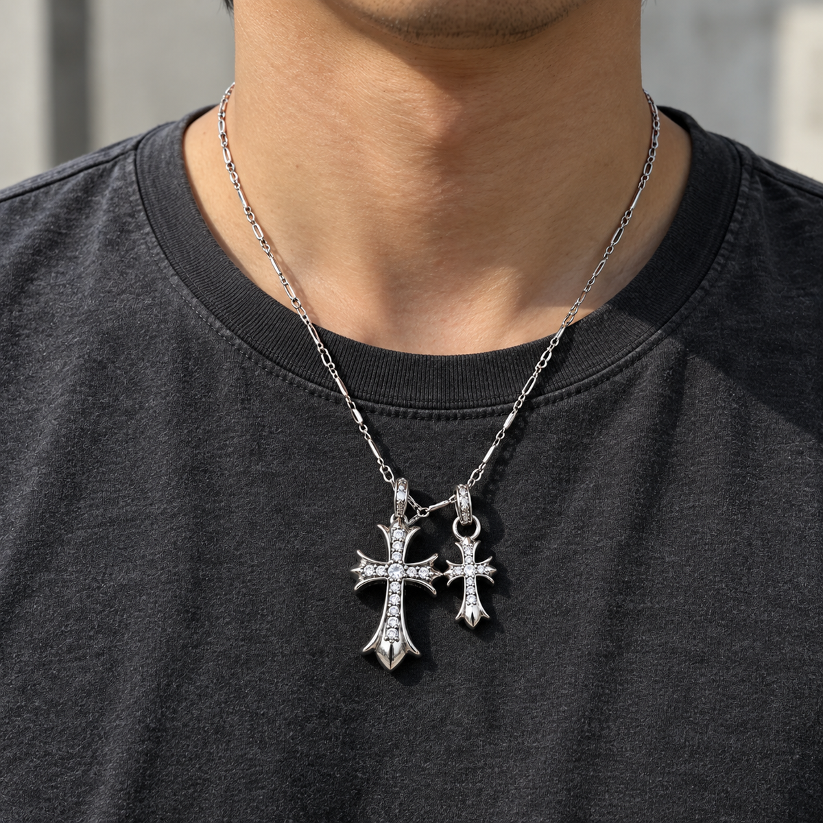 ICE09 Iced Out Cross Necklaceの自然光での着用イメージ