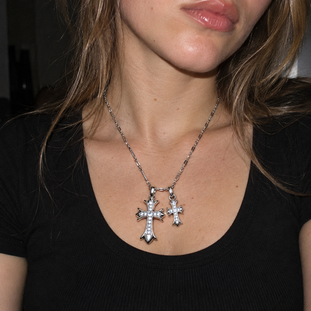 ICE09 Iced Out Cross NecklaceのY2Kデジカメ風着用イメージ。フラッシュで撮影