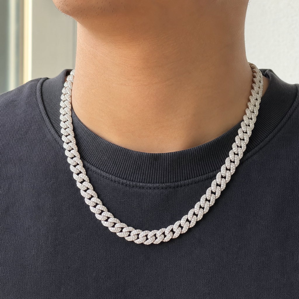 【Ice103】Iced Out Prong Chain Necklace【Moissanite/8mm】を着用した自然なUGC画像