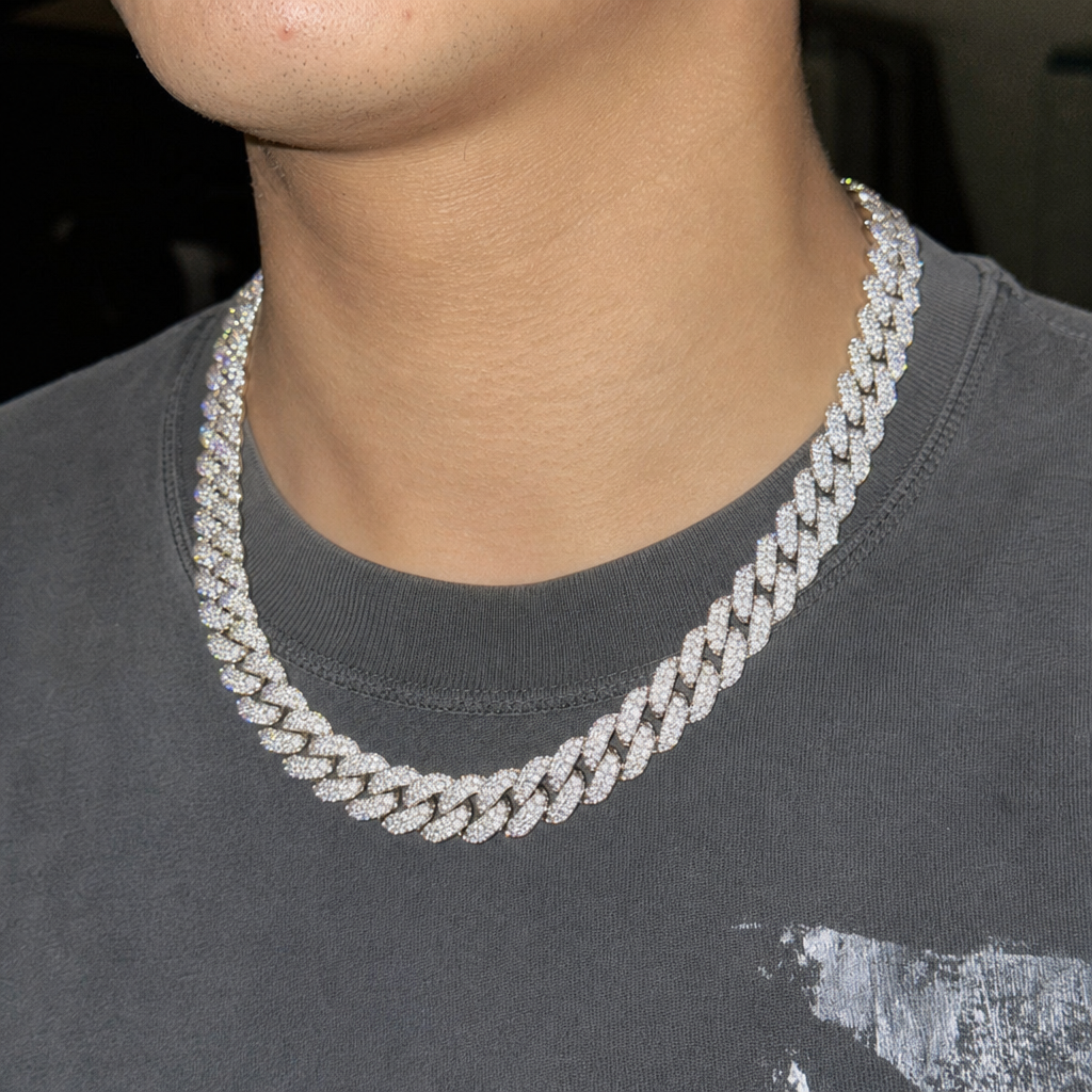【Ice103】Iced Out Prong Chain Necklace【Moissanite/8mm】を着用したY2Kデジカメ風の自然なUGC画像