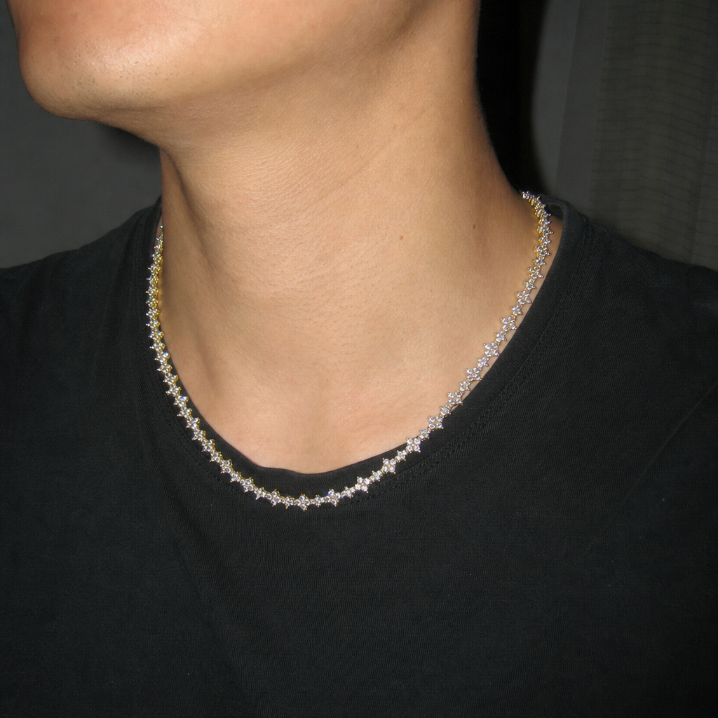 【Ice104】Triple Cut Tennis Chain Necklace【Moissanite】を着用したY2Kデジカメ風の自然なUGC画像