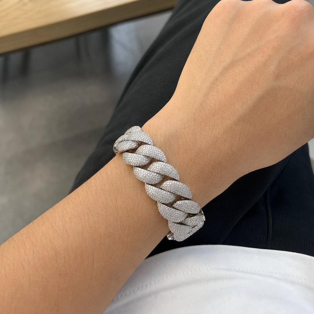 【Ice105】Iced Out Miami Cuban Chain Bracelet (24mm)を着用した自然なUGC画像
