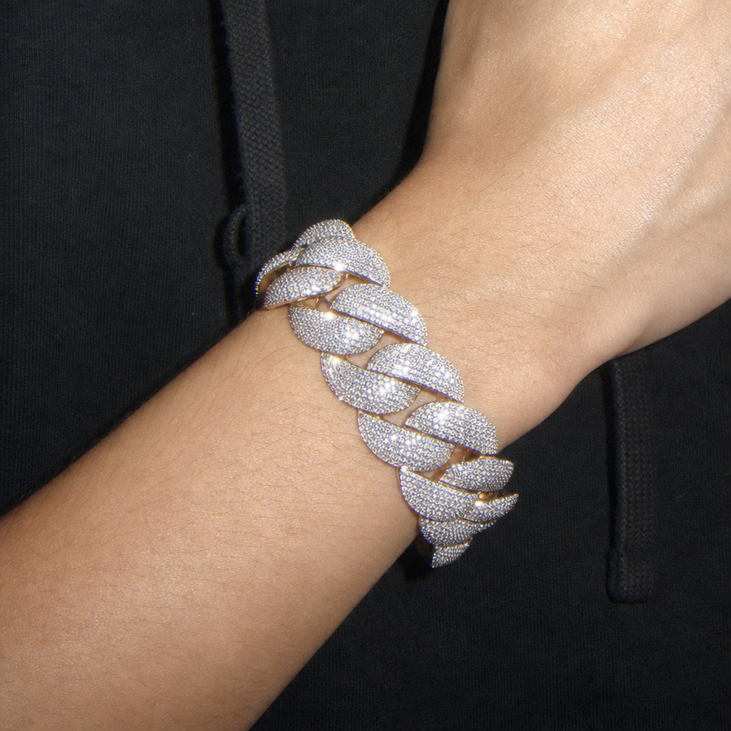 【Ice105】Iced Out Miami Cuban Chain Bracelet (24mm)を着用したY2Kデジカメ風の自然なUGC画像