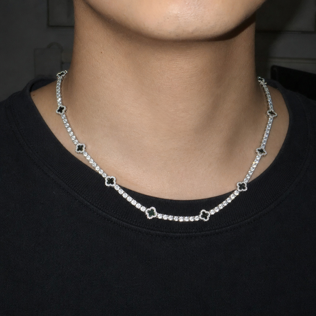 【Ice106】Clover Tennis Chain Necklaceを着用したY2Kデジカメ風の自然なUGC画像