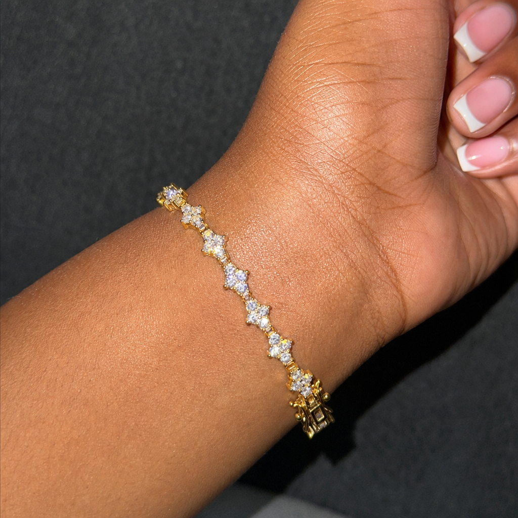 【Ice107】Triple Cut Tennis Chain Bracelet【Moissanite】を着用したY2Kデジカメ風の自然なUGC画像