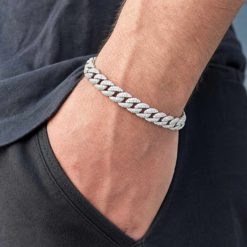 【Ice117】Iced Out Prong Chain Bracelet(9mm)を着用した自然なUGC画像