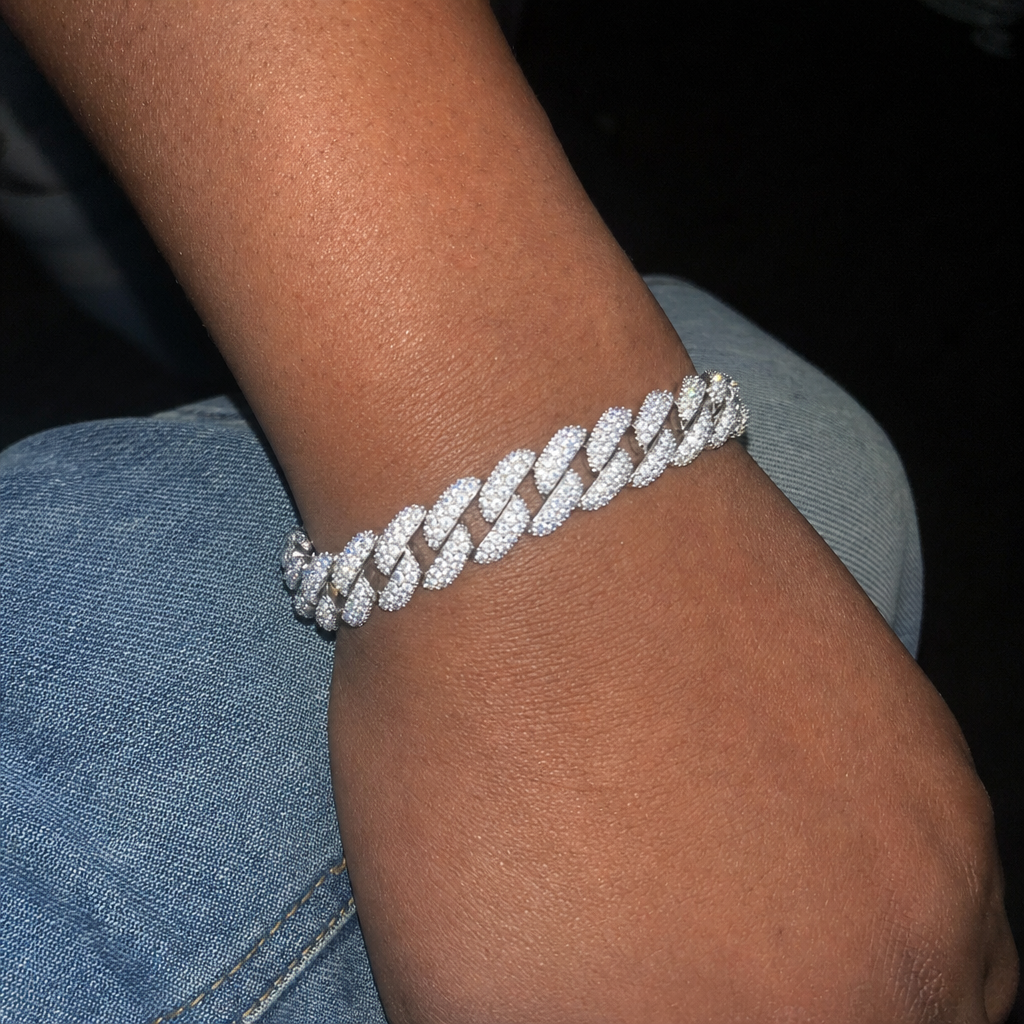【Ice117】Iced Out Prong Chain Bracelet(9mm)を着用したY2Kデジカメ風の自然なUGC画像