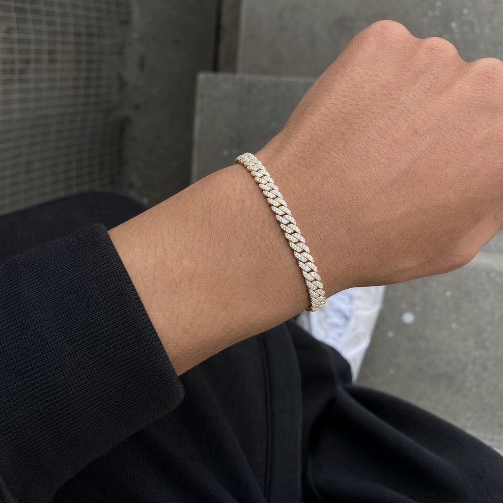 【Ice126】Iced Out Prong Chain Bracelet(5mm)を着用した自然なUGC画像