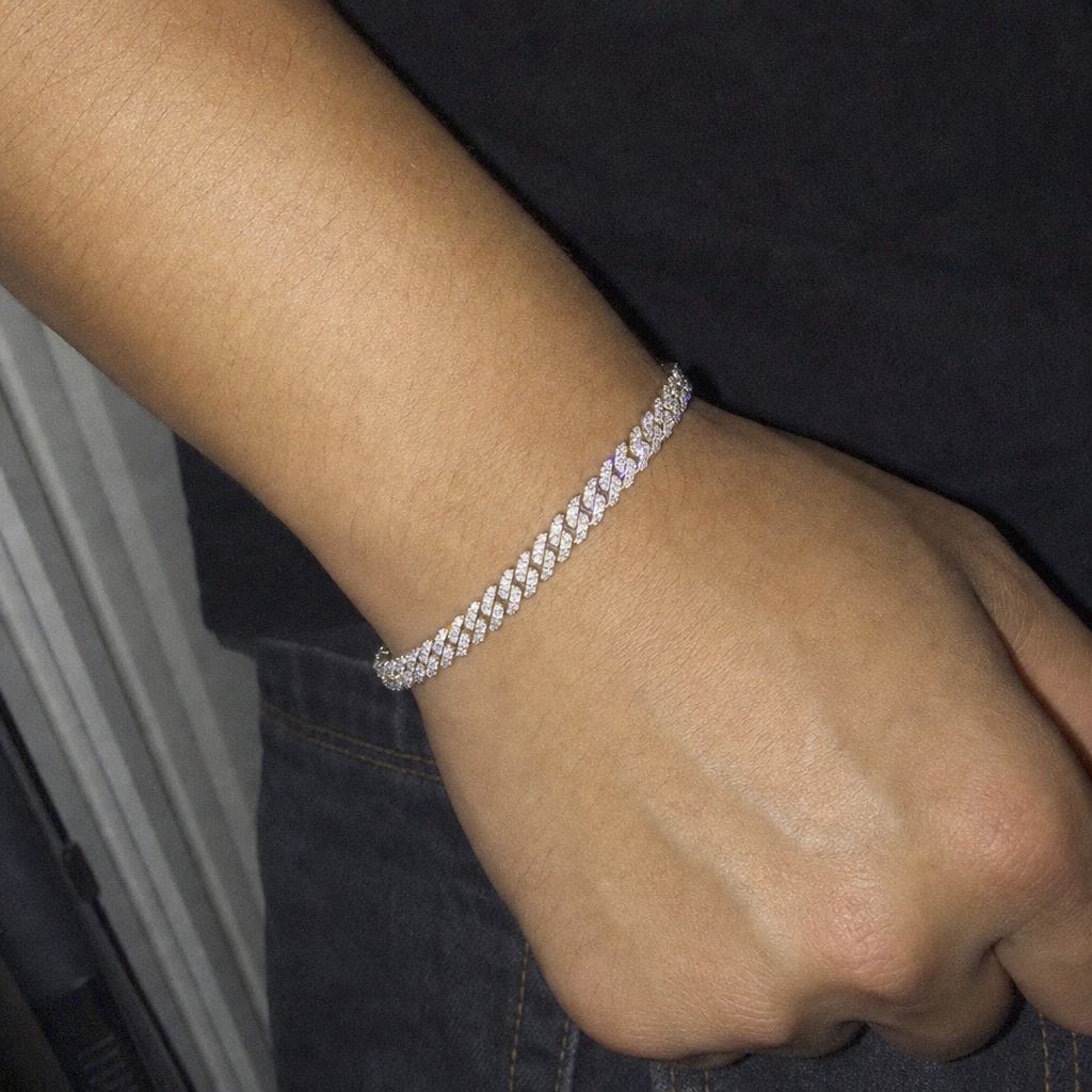 【Ice126】Iced Out Prong Chain Bracelet(5mm)を着用したY2Kデジカメ風の自然なUGC画像