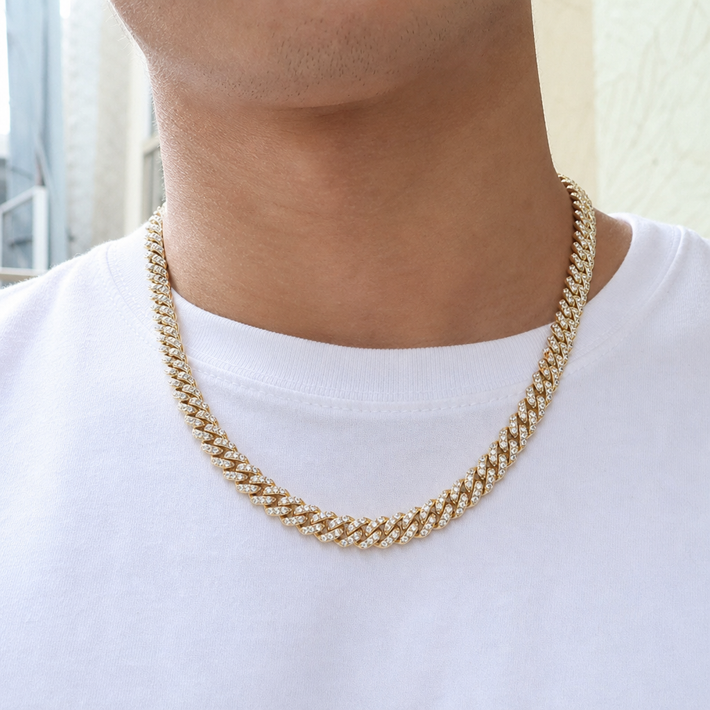 【Ice127】Moissanite Iced Out Prong Chain Necklace (6mm)を着用した自然なUGC画像