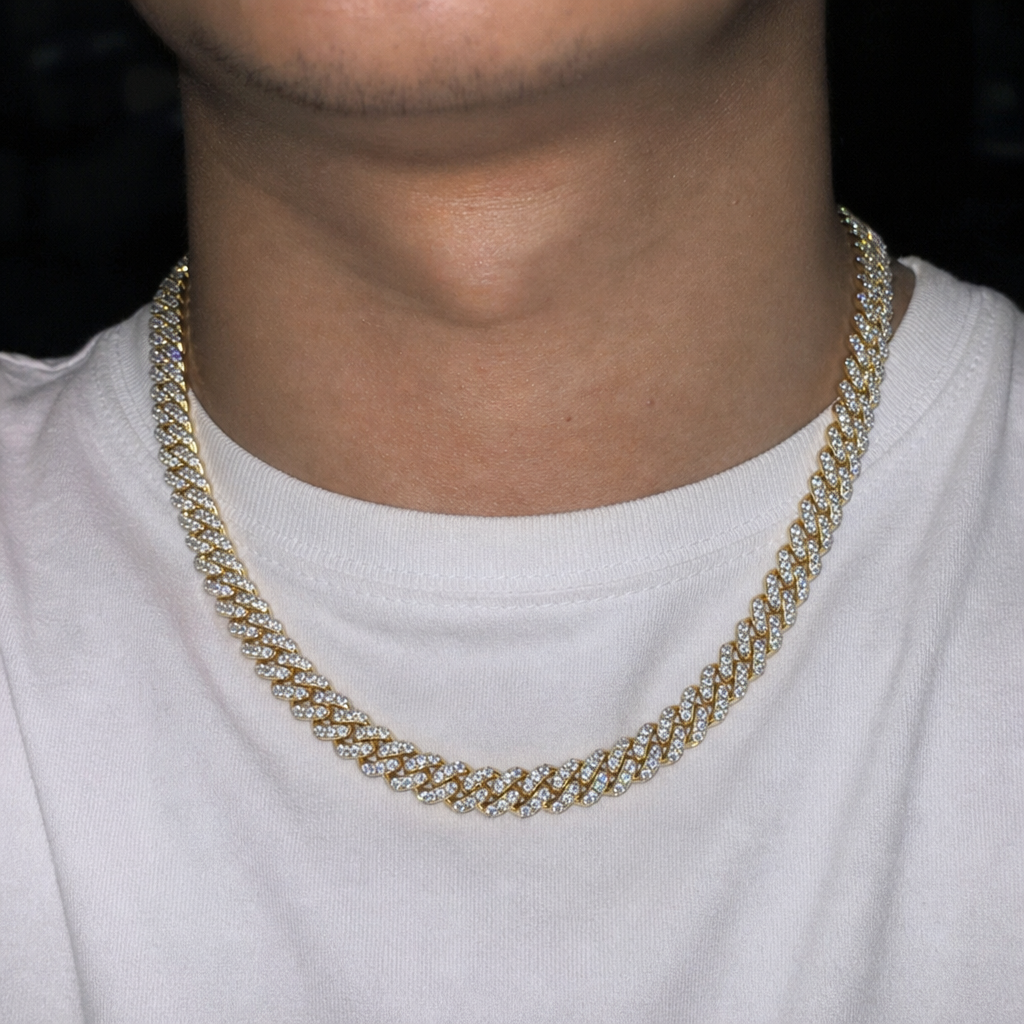 【Ice127】Moissanite Iced Out Prong Chain Necklace (6mm)を着用したY2Kデジカメ風の自然なUGC画像