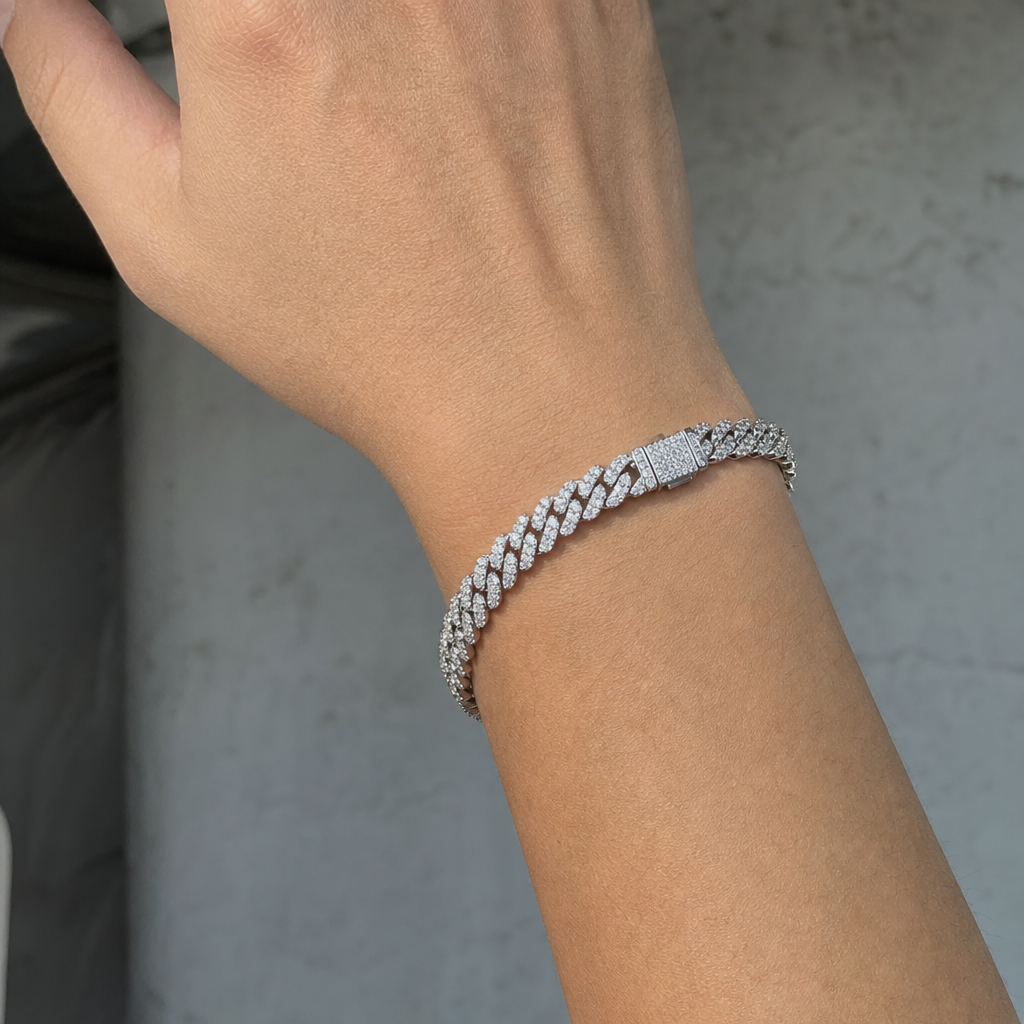 【Ice128】Moissanite Iced Out Prong Chain Bracelet(6mm)を着用した自然なUGC画像