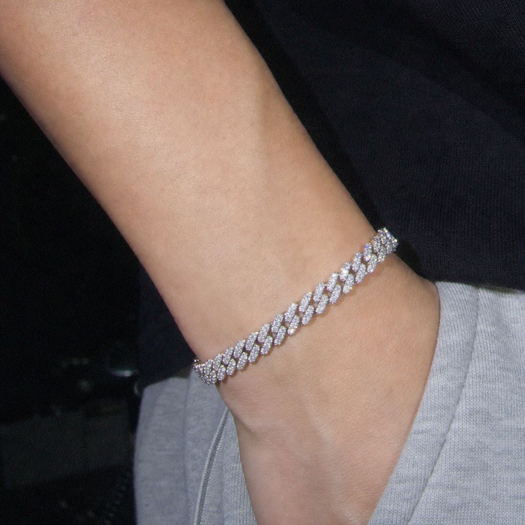 【Ice128】Moissanite Iced Out Prong Chain Bracelet(6mm)を着用したY2Kデジカメ風の自然なUGC画像