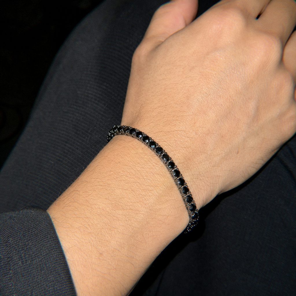 【Ice129】Black Moissanite Tennis Chain Braceletを着用したY2Kデジカメ風の自然なUGC画像