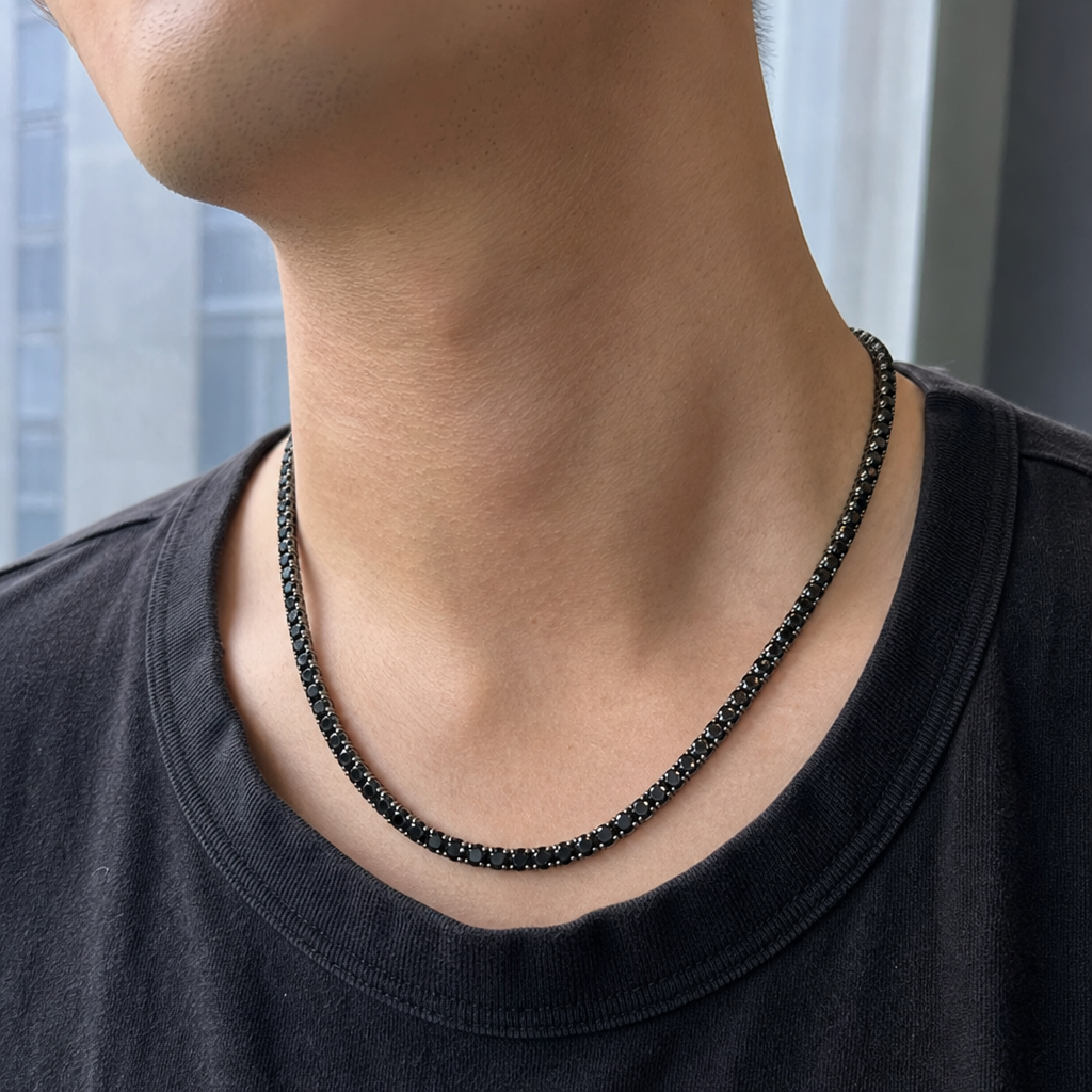 【Ice130】Black Moissanite Tennis Chain Necklaceを着用した自然なUGC画像
