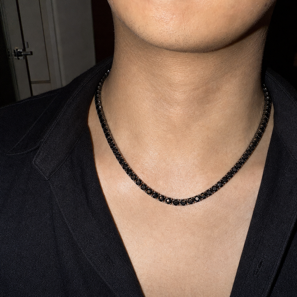 【Ice130】Black Moissanite Tennis Chain Necklaceを着用したY2Kデジカメ風の自然なUGC画像