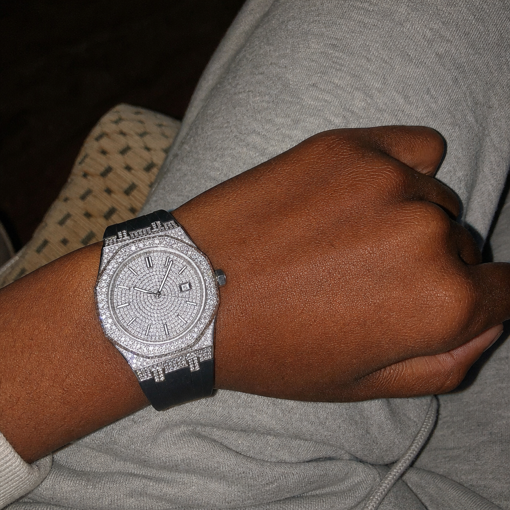 【Ice131】Royal Ice Diamond Watch【Moissanite/White Gold】を着用したY2Kデジカメ風の自然なUGC画像