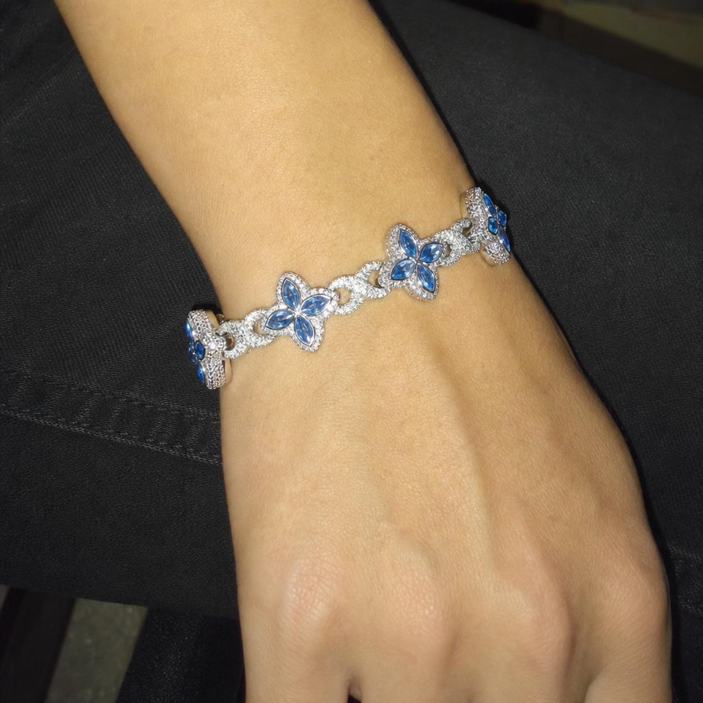 【Ice137】Velour Flower Link Braceletを着用したY2Kデジカメ風の自然なUGC画像