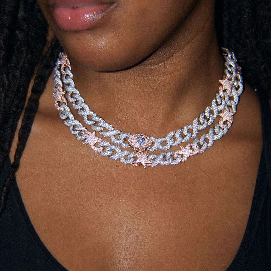 【Ice139】Star Blaze Miami Chain Necklaceを着用したY2Kデジカメ風の自然なUGC画像