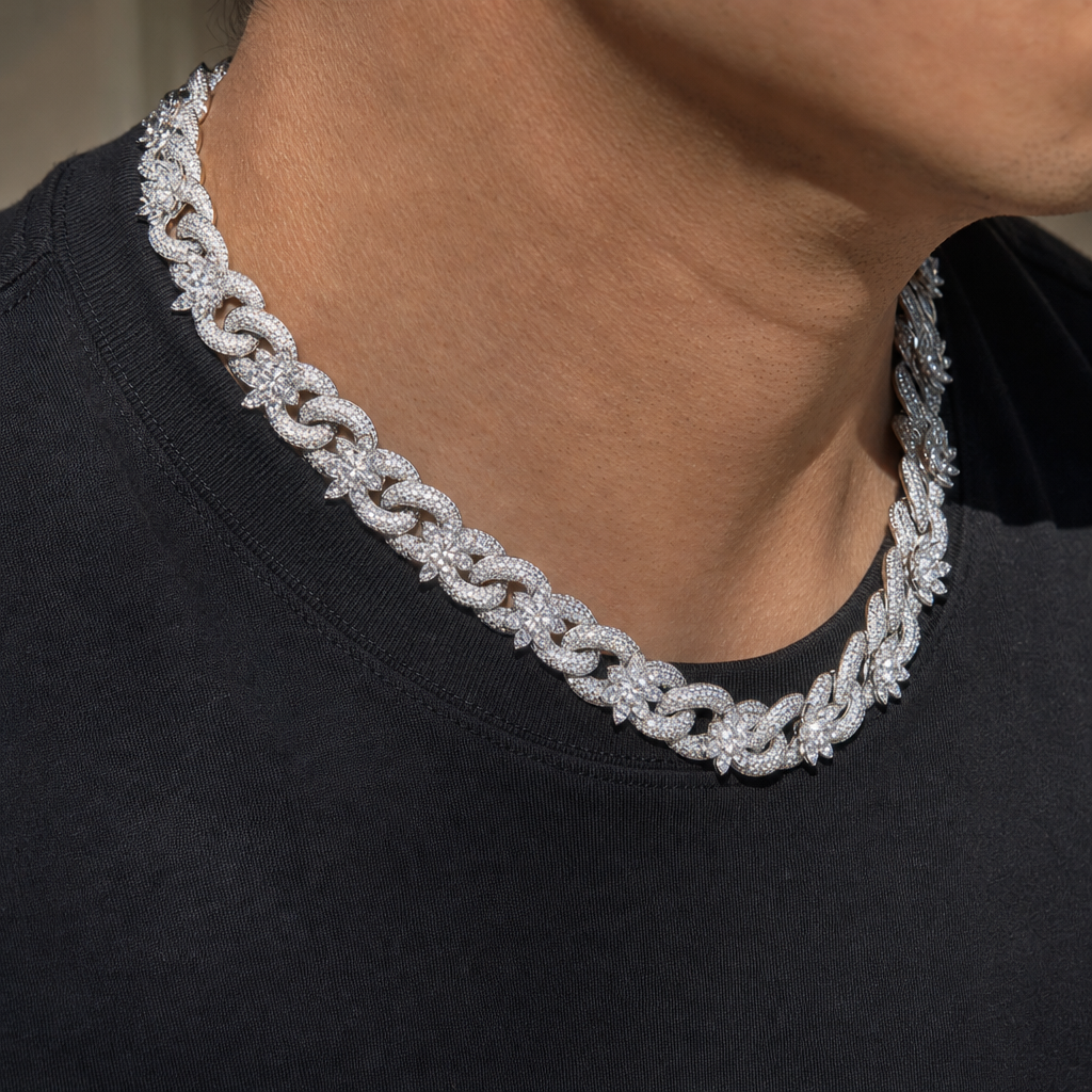 【Ice143】Iced Blossom Cuban Chain Necklaceを着用した自然なUGC画像