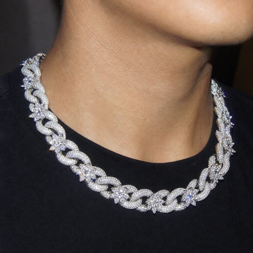 【Ice143】Iced Blossom Cuban Chain Necklaceを着用したY2Kデジカメ風の自然なUGC画像