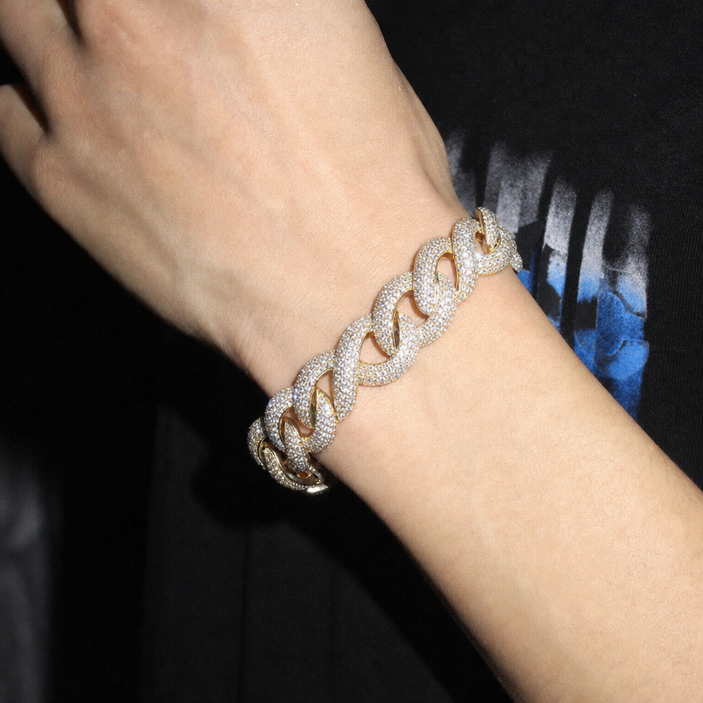 【Ice144】Infinity Iced Cuban Link Braceletを着用したY2Kデジカメ風の自然なUGC画像