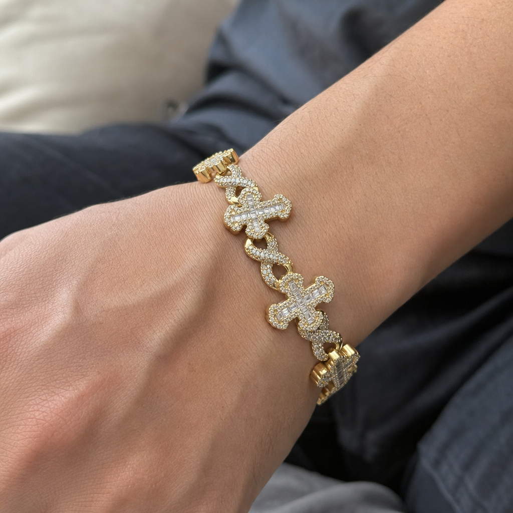 【Ice145】Eternal Cross Cuban Braceletを着用した自然なUGC画像