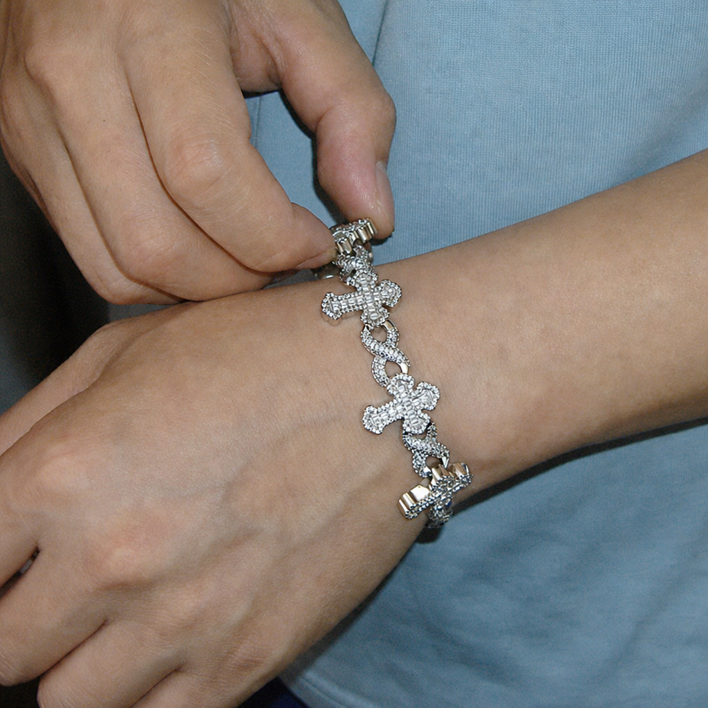 【Ice145】Eternal Cross Cuban Braceletを着用したY2Kデジカメ風の自然なUGC画像
