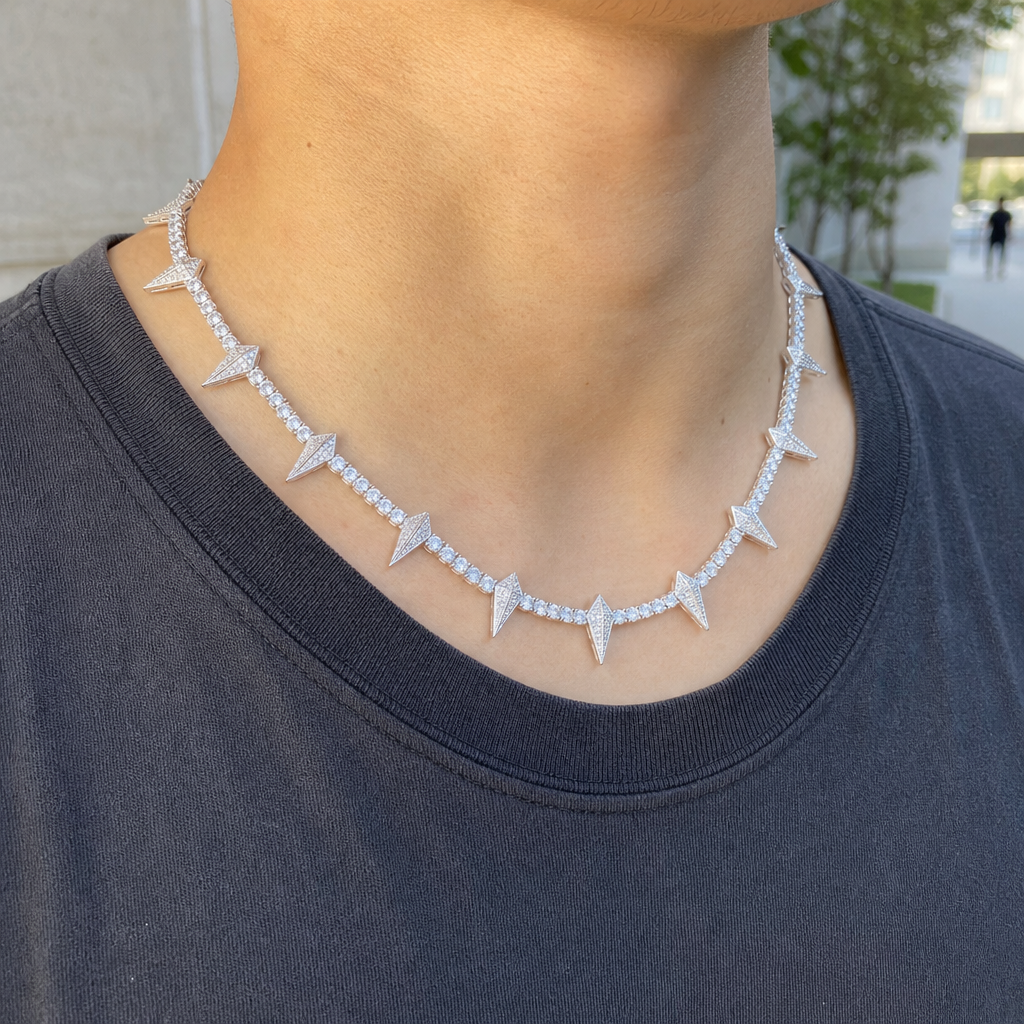【Ice146】Iced Out Paper Plane Tennis Chain Necklaceを着用した自然なUGC画像