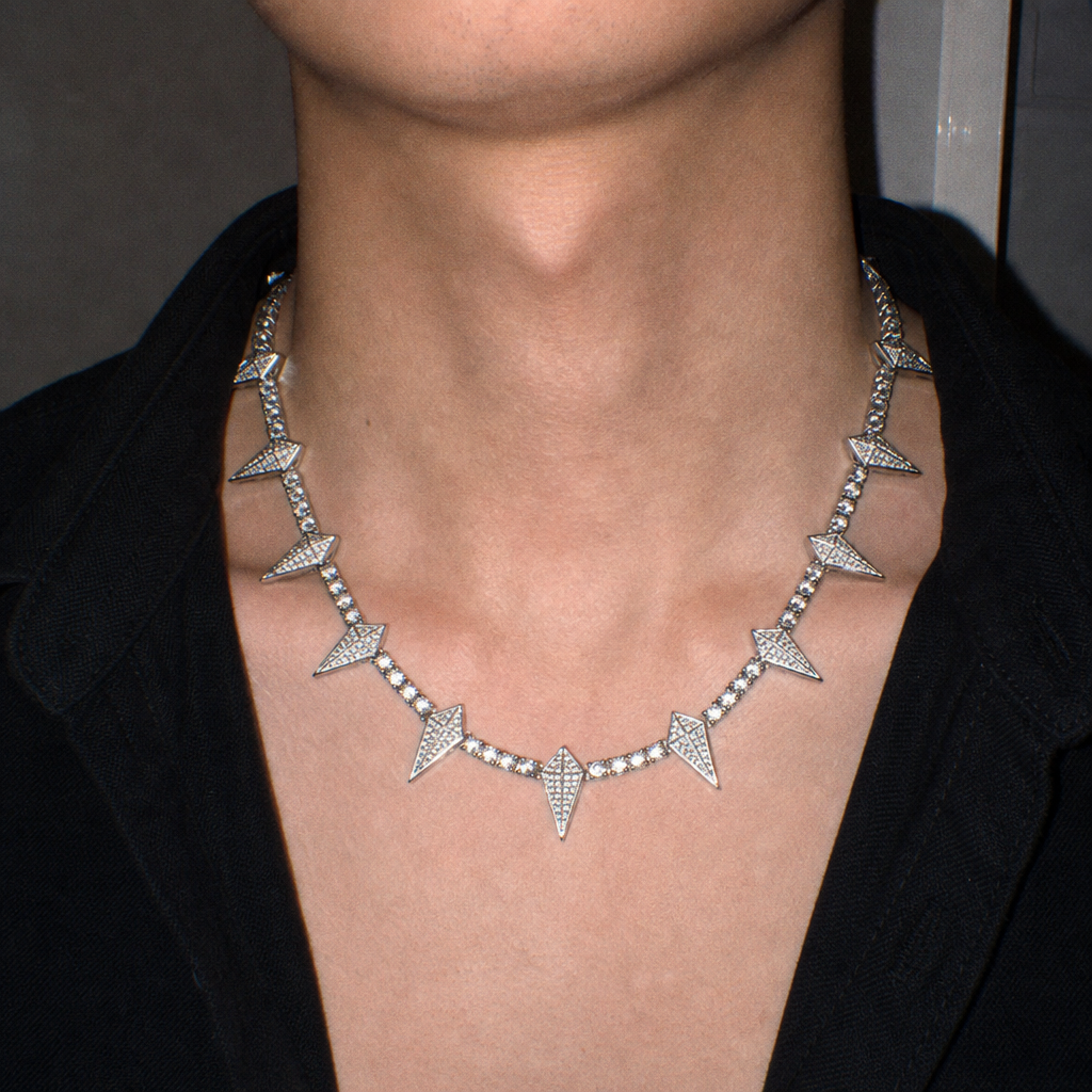 【Ice146】Iced Out Paper Plane Tennis Chain Necklaceを着用したY2Kデジカメ風の自然なUGC画像