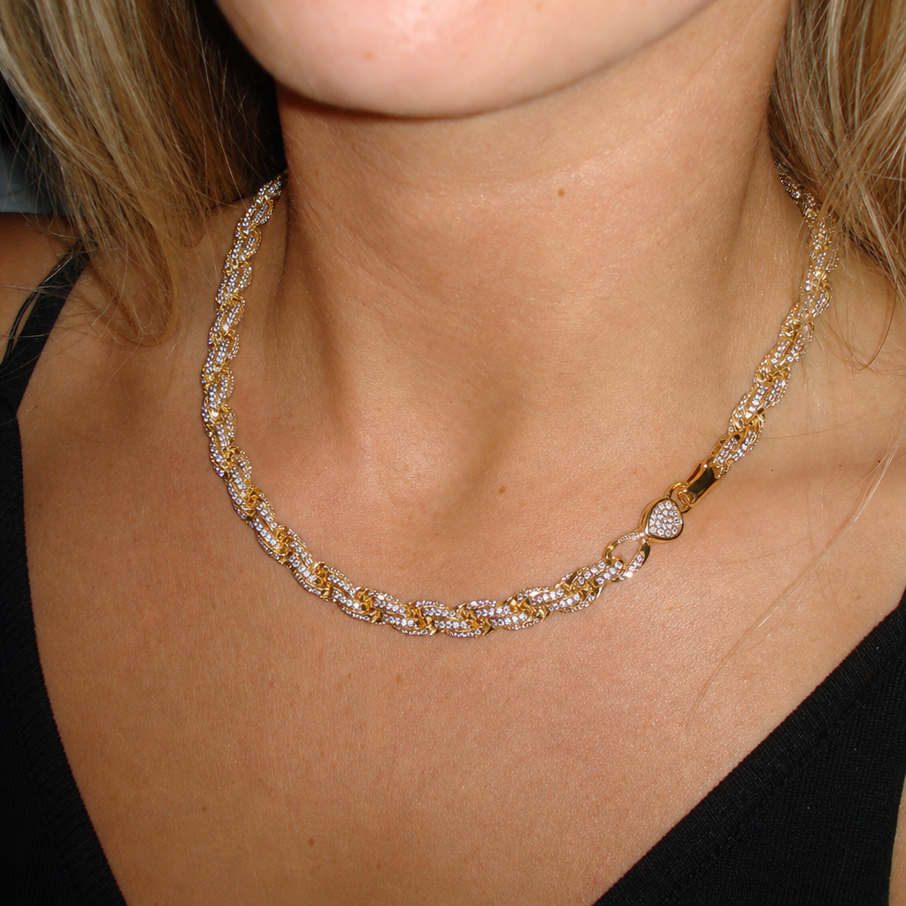 【Ice147】Iced Twist Rope Chain Necklaceを着用したY2Kデジカメ風の自然なUGC画像