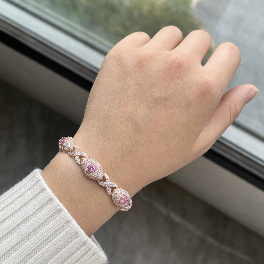 【Ice149】Luminous Eye Braceletを着用した自然なUGC画像