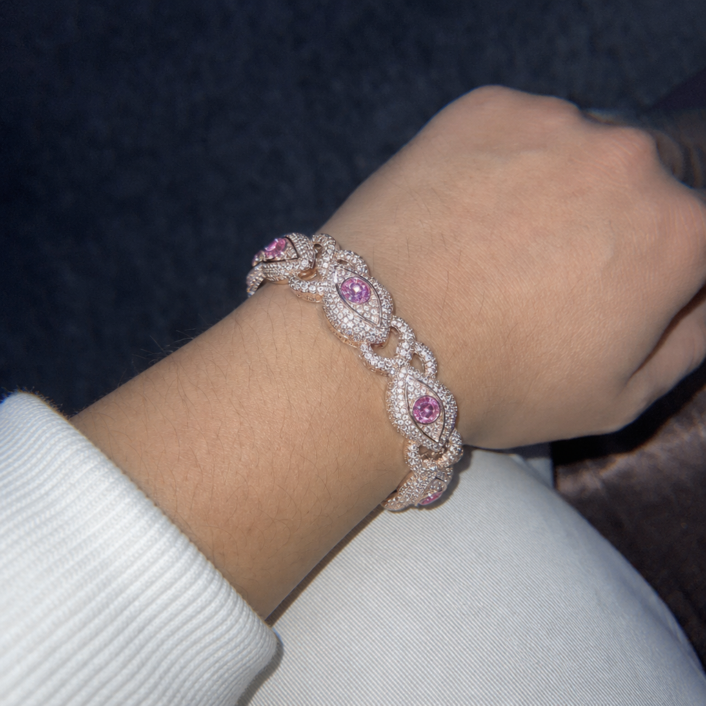 【Ice149】Luminous Eye Braceletを着用したY2Kデジカメ風の自然なUGC画像