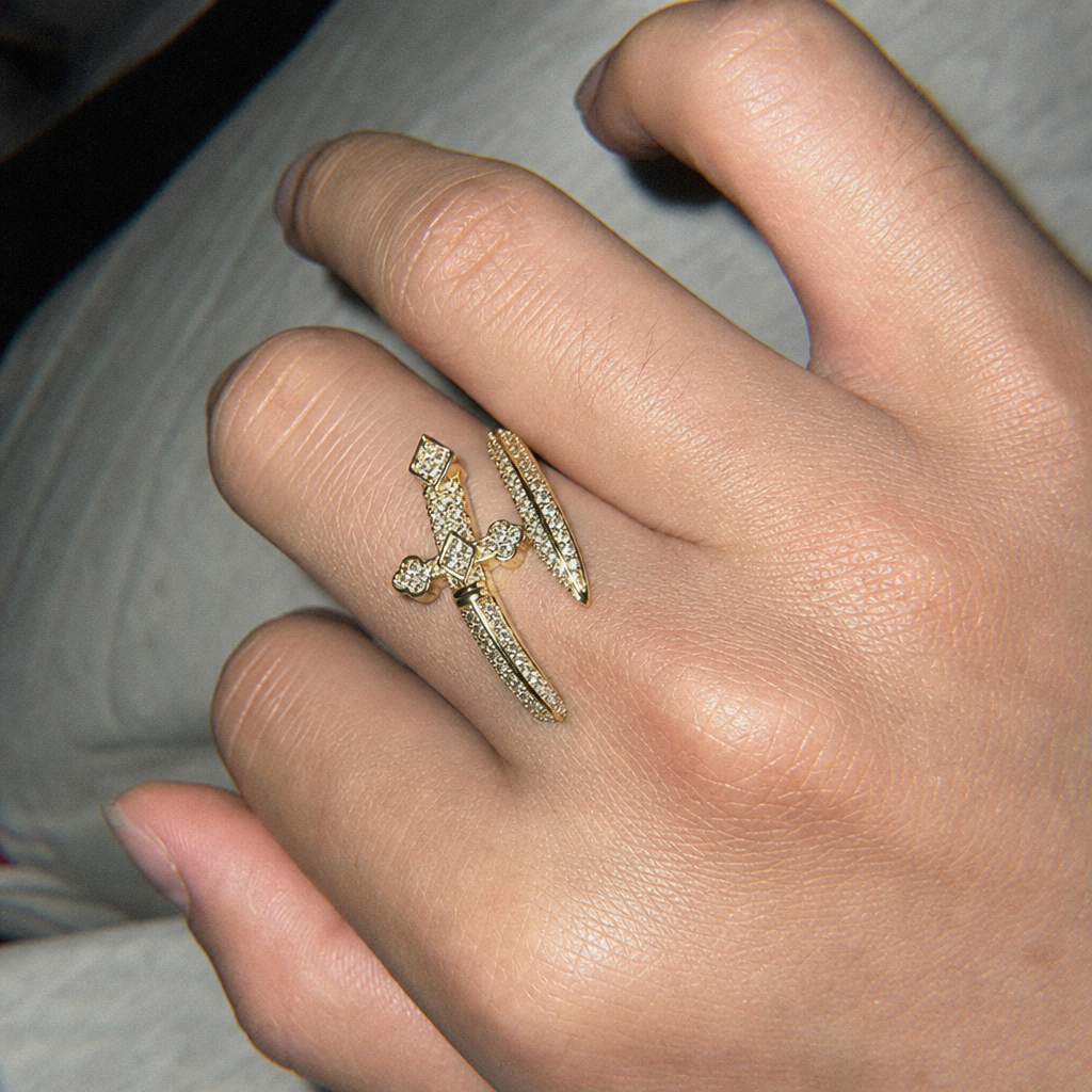 【Ice15】Iced Out Sword Ringを着用したY2Kデジカメ風の自然なUGC画像