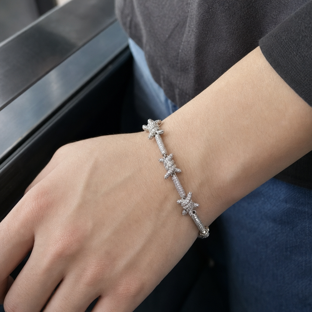 【Ice155】Spike Ice Braceletを着用した自然なUGC画像