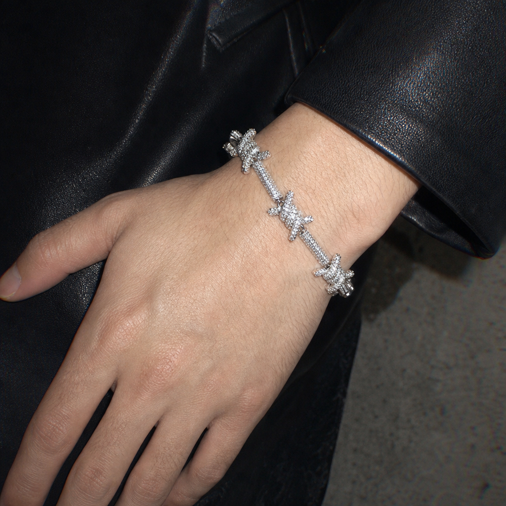 【Ice155】Spike Ice Braceletを着用したY2Kデジカメ風の自然なUGC画像