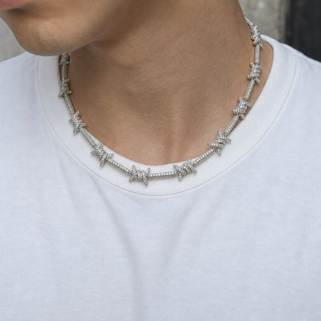 【Ice156】Spike Ice Necklaceを着用した自然なUGC画像