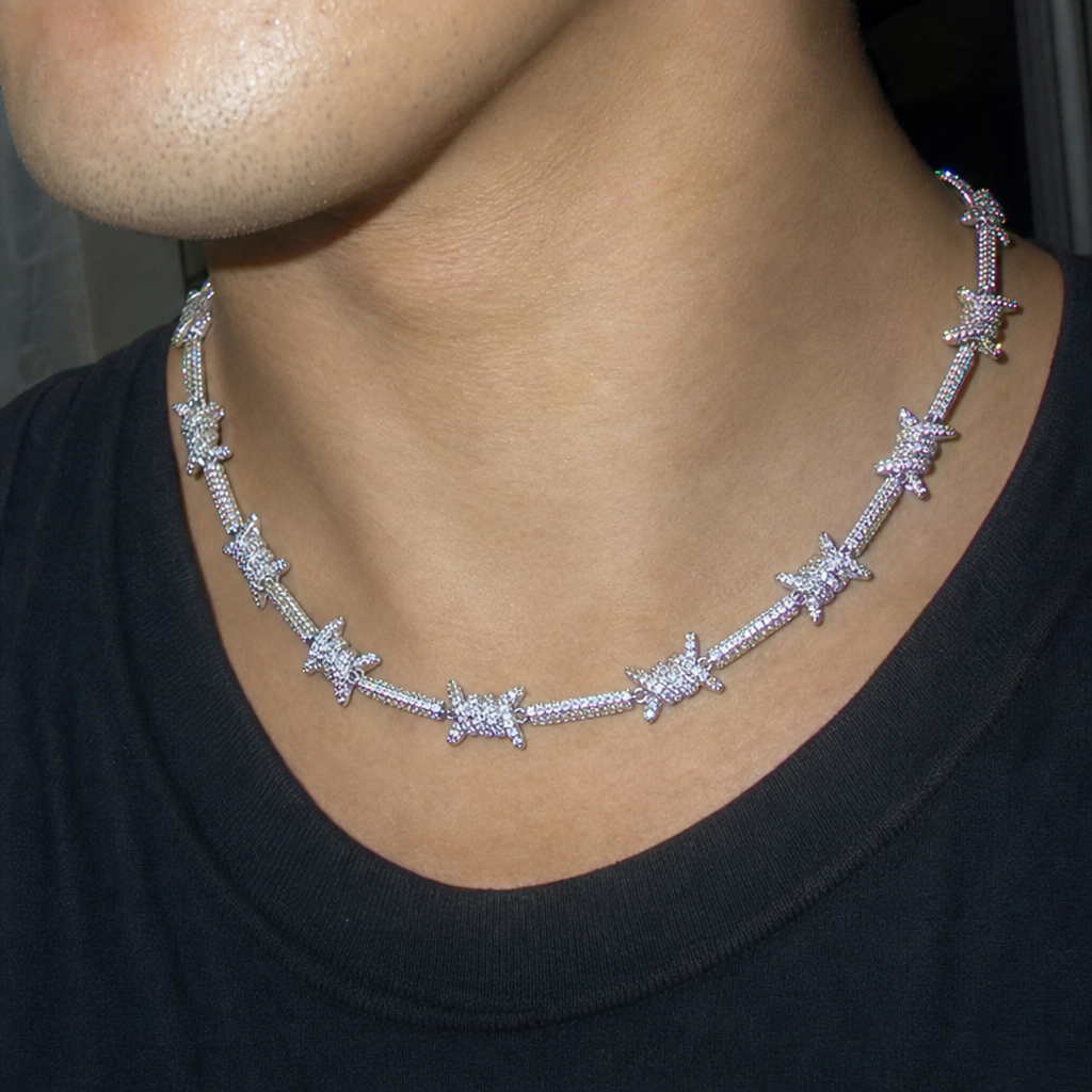【Ice156】Spike Ice Necklaceを着用したY2Kデジカメ風の自然なUGC画像