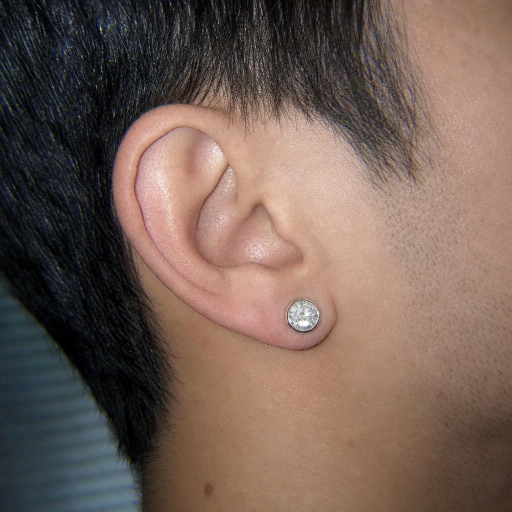 【Ice157】Solitaire Ice Stud 【Moissanite】を着用したY2Kデジカメ風の自然なUGC画像