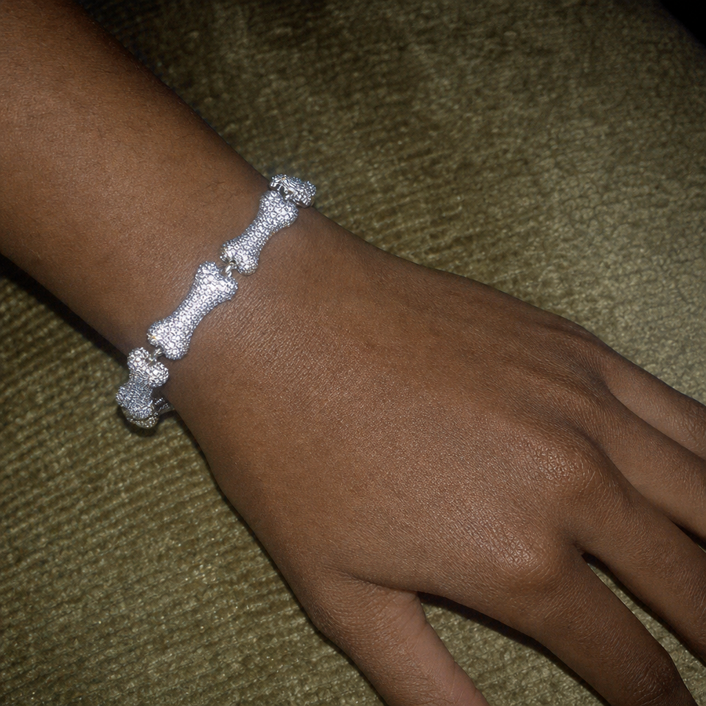 【Ice160】Bone Chain Braceletを着用したY2Kデジカメ風の自然なUGC画像