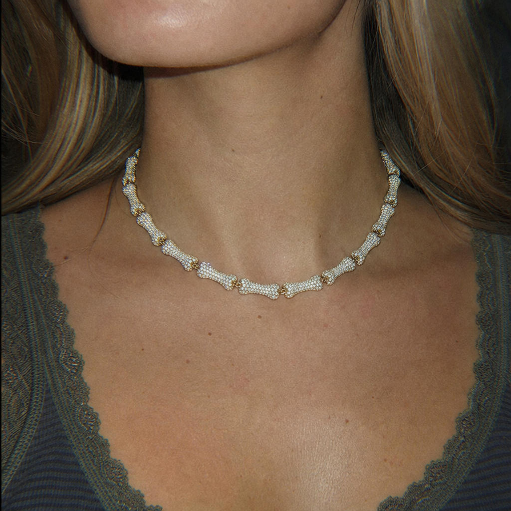 【Ice161】Bone Chain Necklaceを着用したY2Kデジカメ風の自然なUGC画像