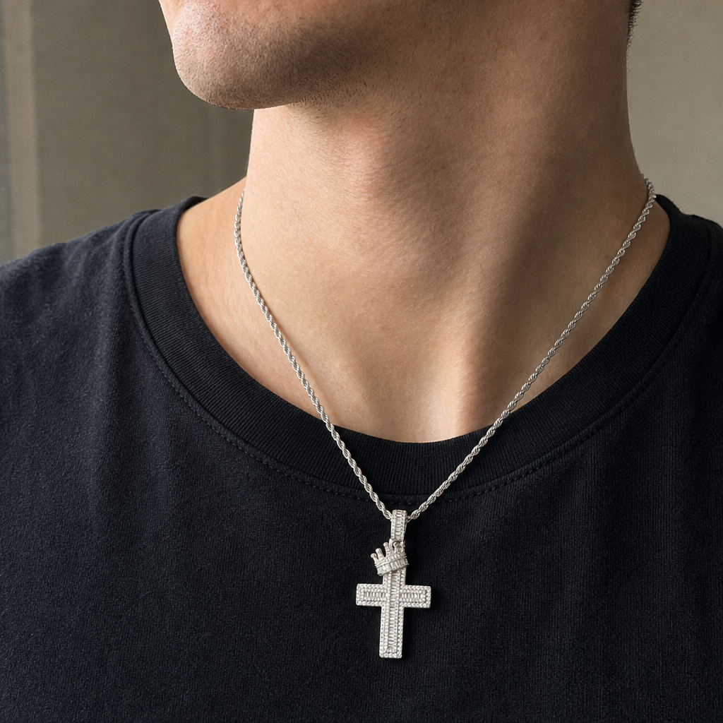 【Ice166】Crown Cross Necklaceを着用した自然なUGC画像