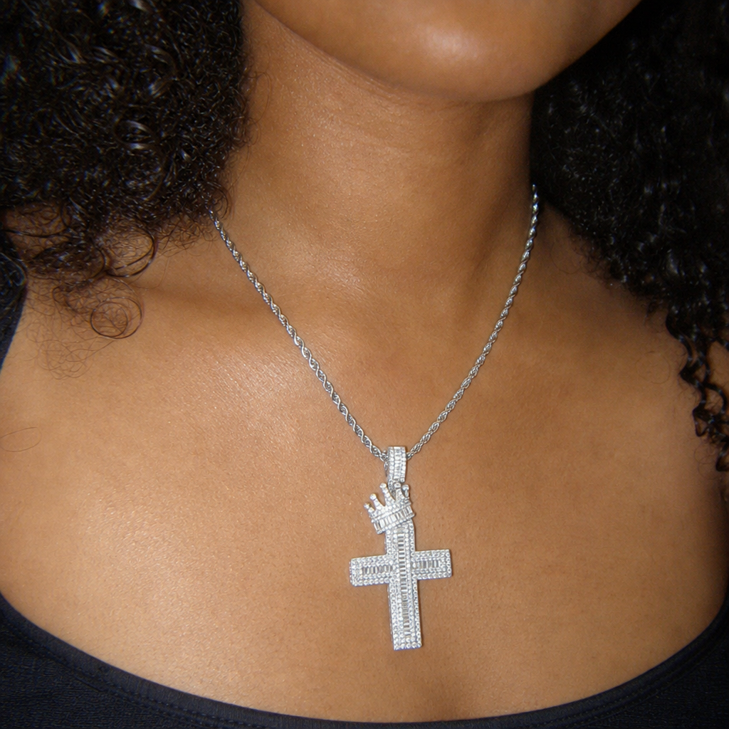 【Ice166】Crown Cross Necklaceを着用したY2Kデジカメ風の自然なUGC画像
