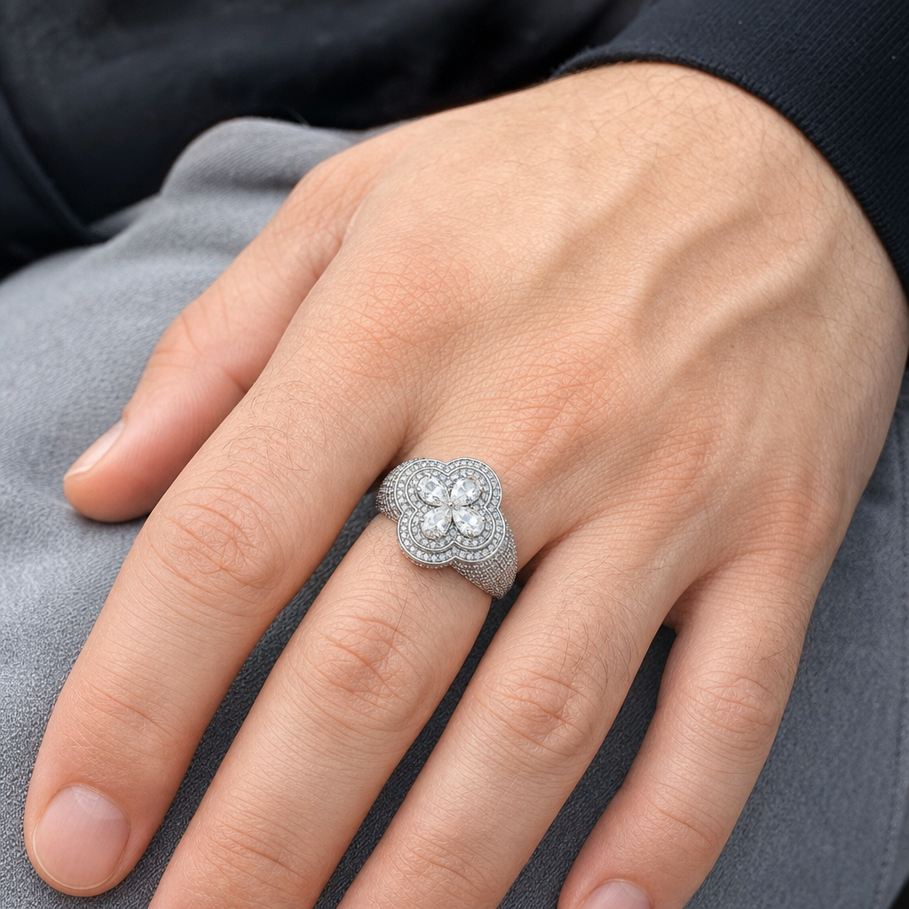 【Ice168】Iced Out Clover Ringを着用した自然なUGC画像
