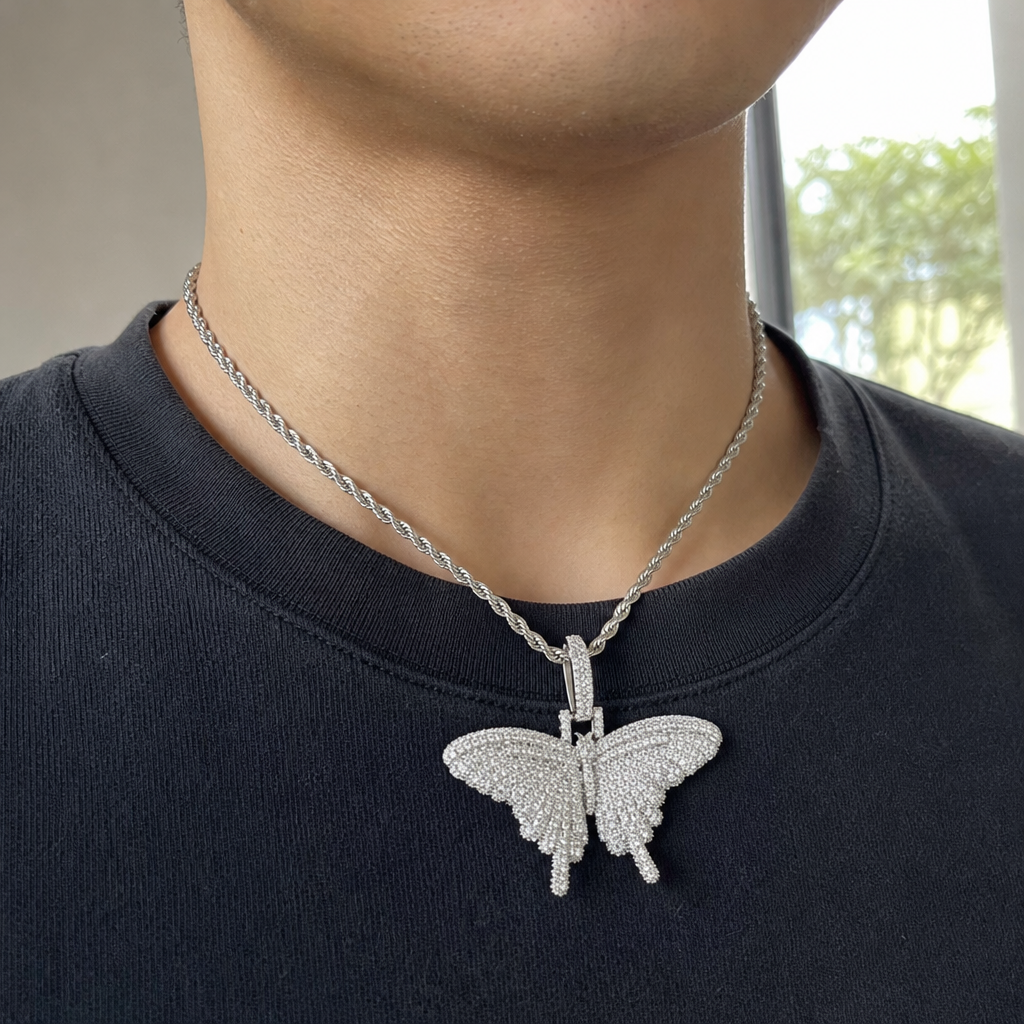 【Ice169】Iced Butterfly Top Necklaceを着用した自然なUGC画像