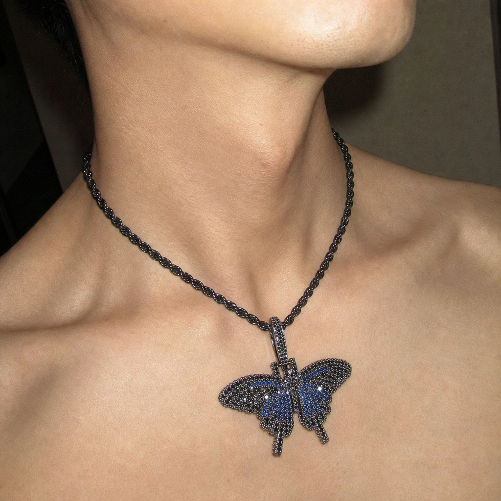 【Ice169】Iced Butterfly Top Necklaceを着用したY2Kデジカメ風の自然なUGC画像