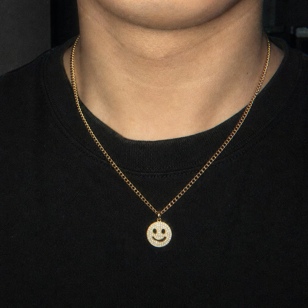 【Ice17】Smile Necklaceを着用したY2Kデジカメ風の自然なUGC画像