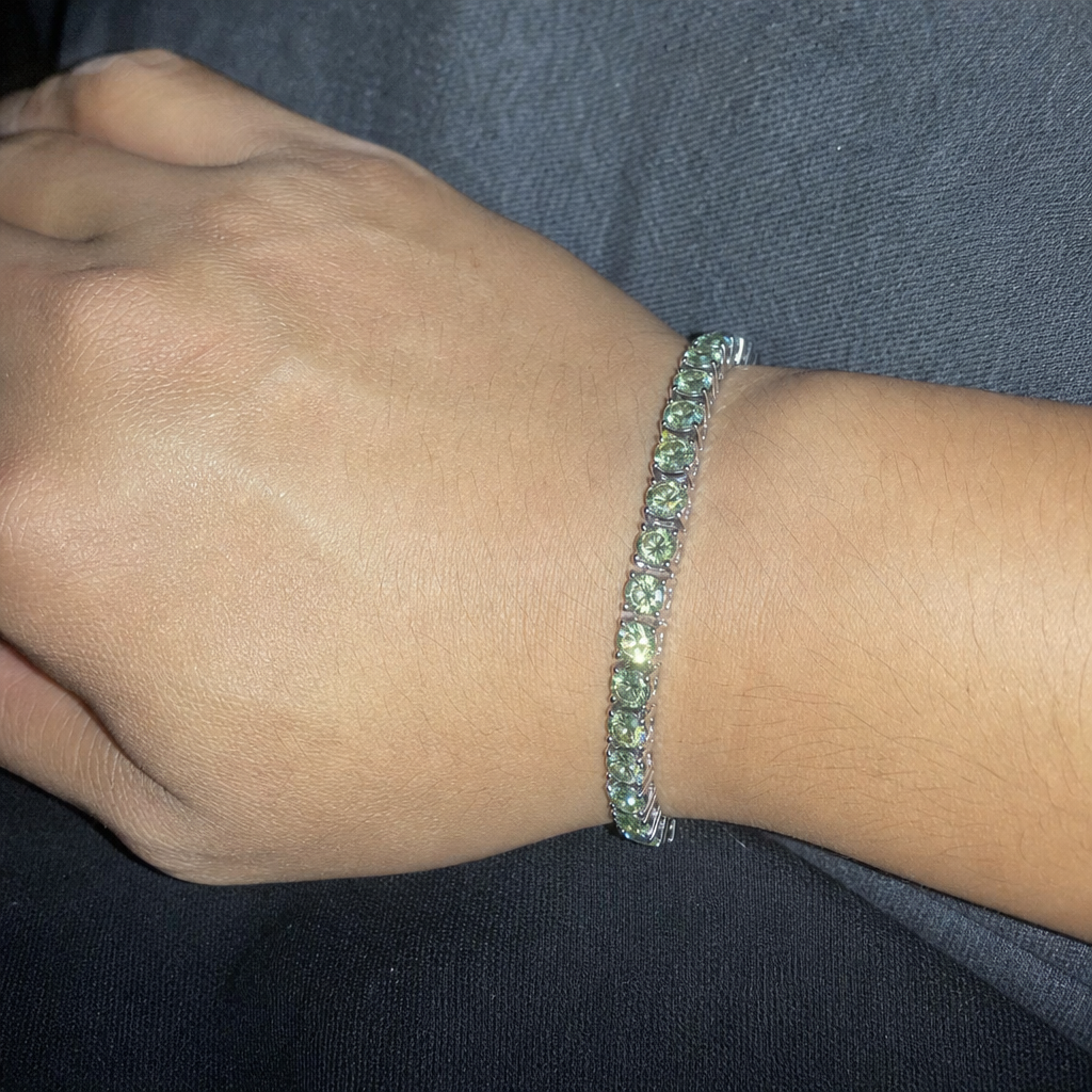 【Ice170】Green Moissanite Tennis Chain Braceletを着用したY2Kデジカメ風の自然なUGC画像